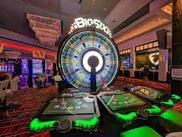 Pemain menikmati bermain slot online dan sportsbook di cuan16 dengan perangkat mobile